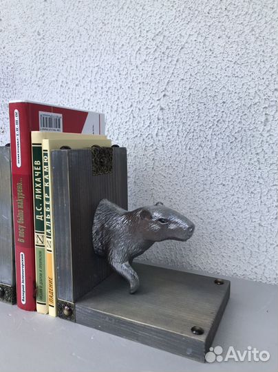 Статуэтка для книг 