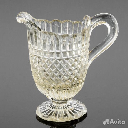 Соусник на ножке с гранёным декором тулова, стекло