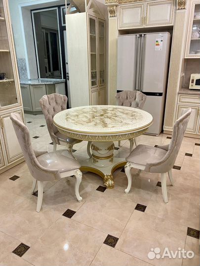 Стол со стульями