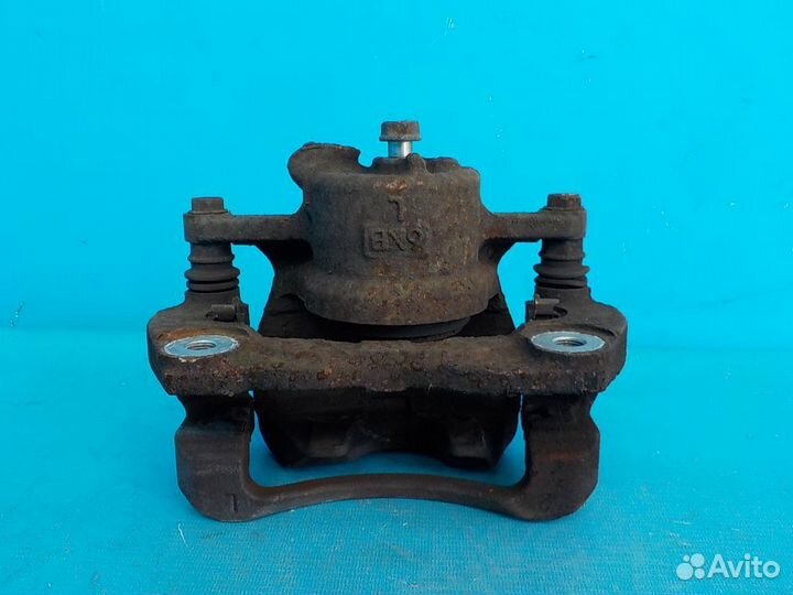 Тормозной суппорт передний левый toyota Auris (E15