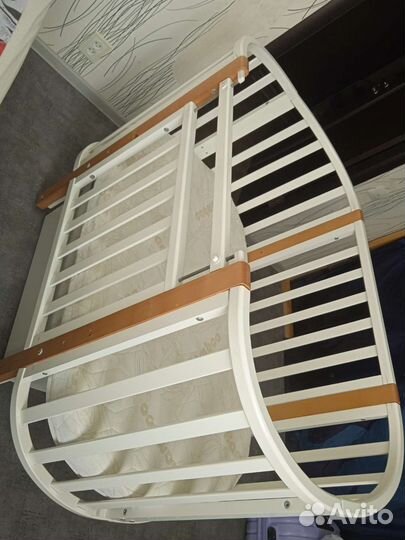 Детская кроватка с маятником