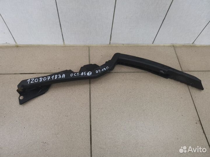 L кронштейн бампера Skoda Octavia A5 1Z0807183A