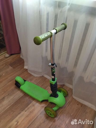 Самокат трехколесный