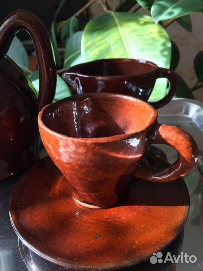 Глиняный кувшин, чашки. блюдца, сахарница, молочни