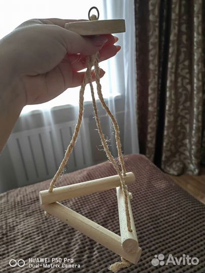 Для попугая качелька