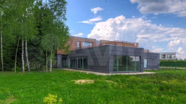 Дом 1550 м² на участке 54 сот.