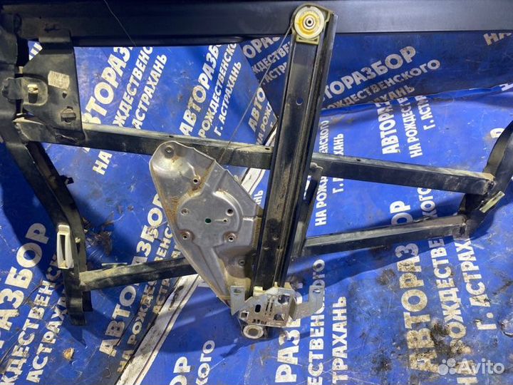 Задний левый стеклоподъёмник Audi A6C5 седан 2000