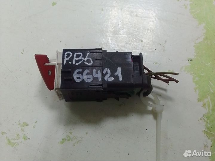Кнопка аварийной сигнализации Volkswagen Passat B6