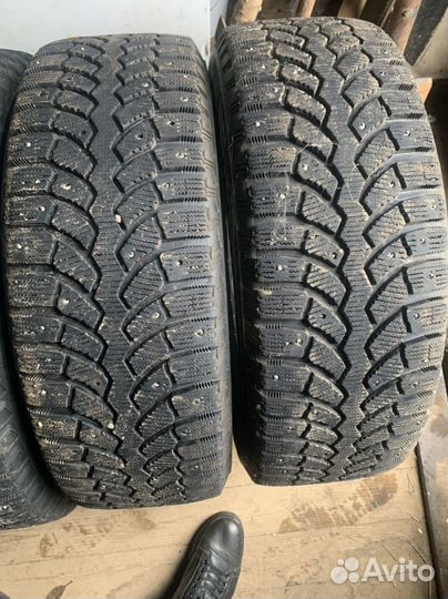 Bridgestone Blizzak Spike-01 215/65 R16