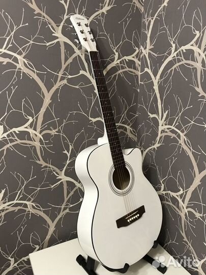 Белая акустическая гитара Elitaro