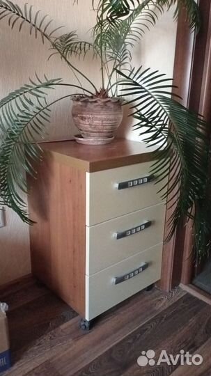 Ящики настенные и тумбочка