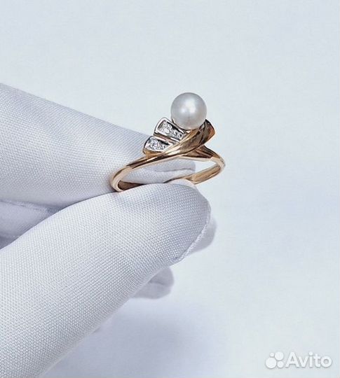 Кольцо с синтетическим камнем Золото