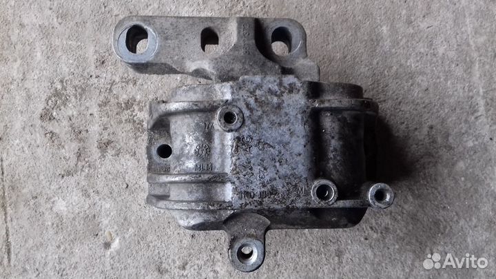 Опора двигателя правая WV Passat B-6