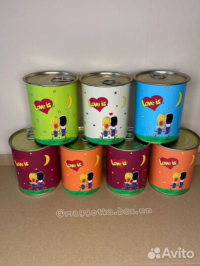 Банка love is с носками