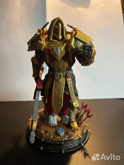 Фигурка паладин из World of Warcraft