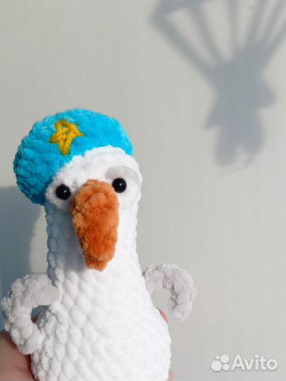 Вязаная игрушка птица В военной шапке