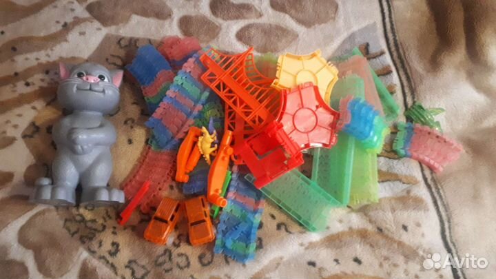 Трековая дорога и кот