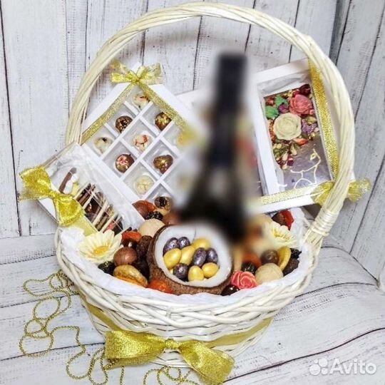 Шоколадные цветы в ящике, корзине и пр