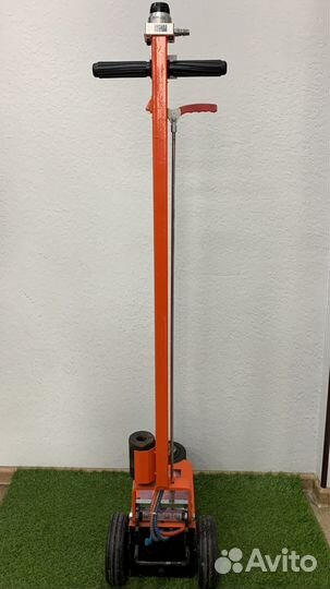 Домкрат подкатной пневмогидравлический 60тонн