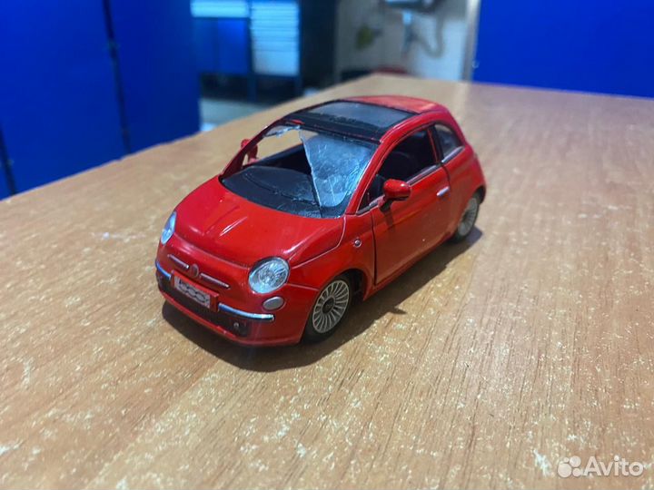 Модель Fiat 500 Kinsmart 1/24