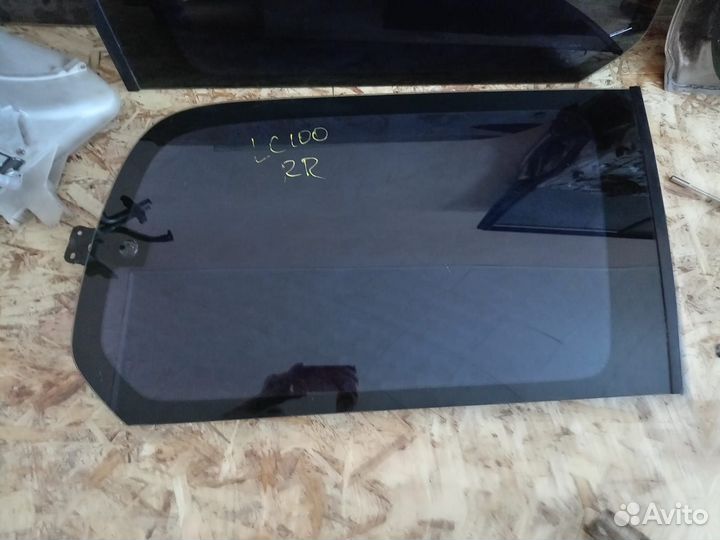 Стекло багажника левое Тойота Ленд Крузер 100
