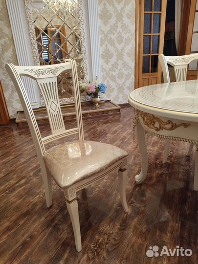 Стол и стулья