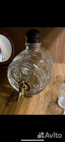 Бочонок с рюмками для вина