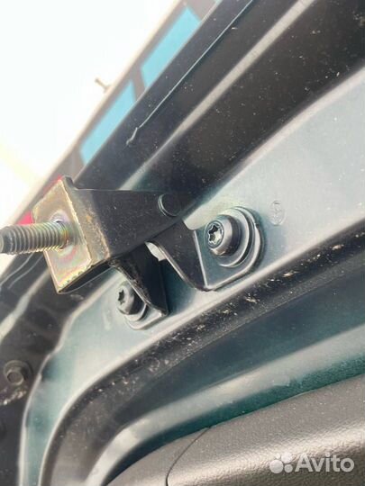 Петля крышки багажника правая Chevrolet Trax рест