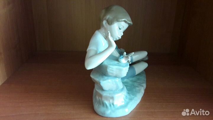 Lladro Мальчик с птичкой