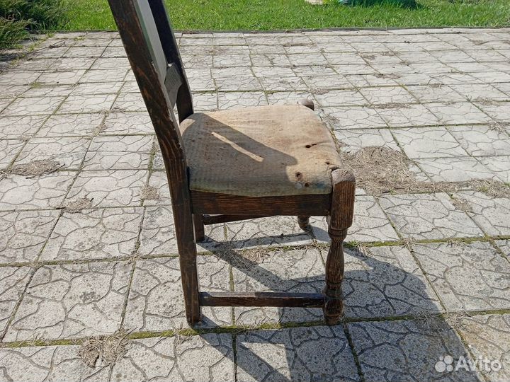 Старый деревянный стул под реставрацию