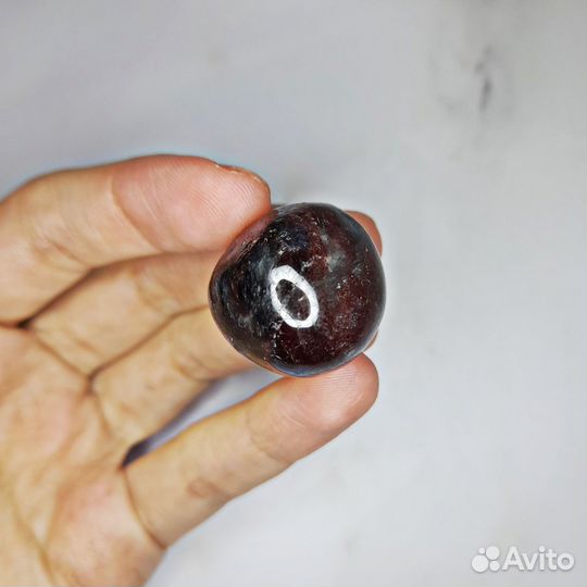 Гранат красный (альмандин) в антофиллите (нуумите)