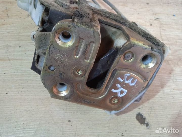 Замок двери задний правый Nissan Bluebird U14