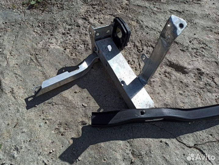 Усилитель переднего бампера BMW 7 F01/F02 2011