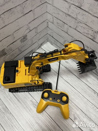 Экскаватор с пультом