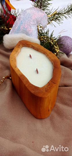 Свеча в деревянном подсвечнике