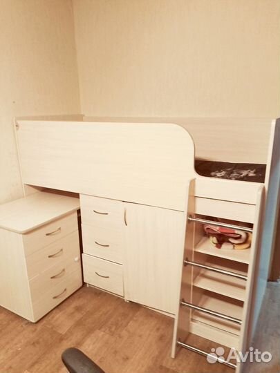 Детская кровать чердак со столом и шкафчиками