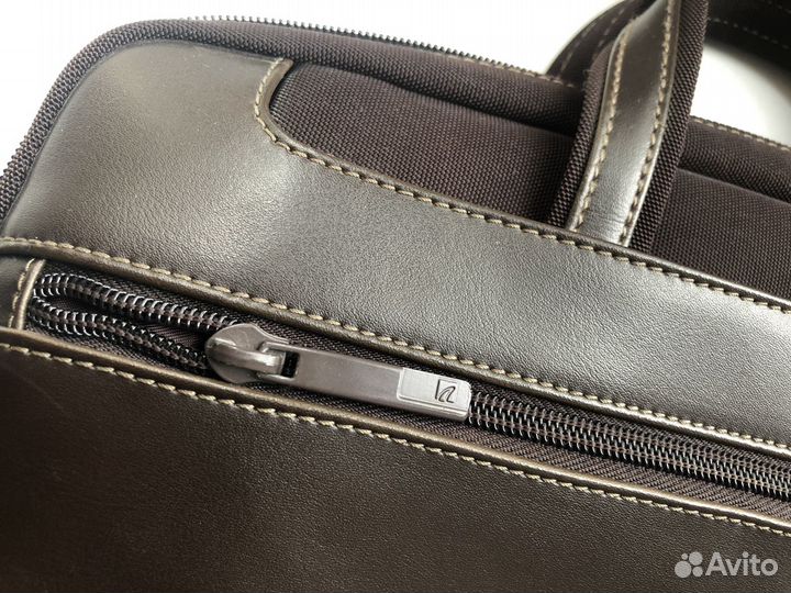 Качественный чехол для ноутбука бренда tucano