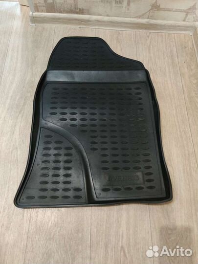 Автомобильные коврики toyota avensis