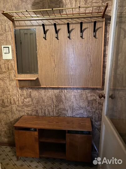 Подвесная вешалка с зеркалом для верхней одежды