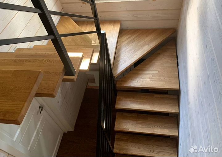 Лестница на металлокаркасе на центральном косоуре