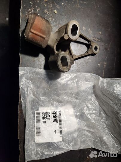 Упор (резиновая вставка) 8K0199339D и 8K0199343C О