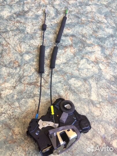 Замок двери передней правой Toyota Camry 30