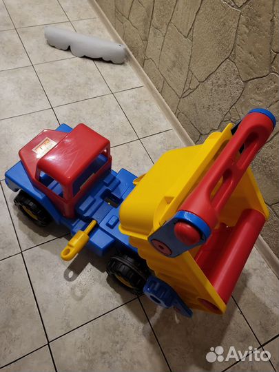 Огромный самосвал для детей