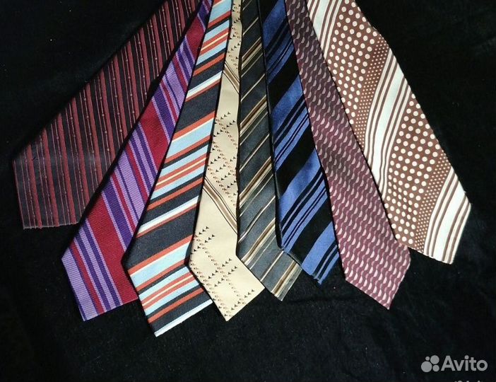 Галстуки много