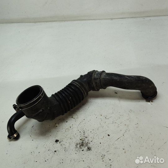 Патрубок воздушного фильтра Mitsubishi Chariot