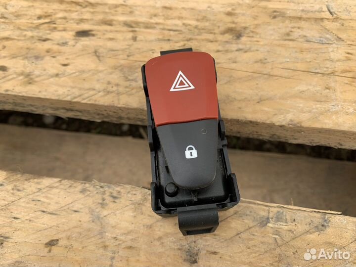 Кнопка аварийной сигнализации Рено Флюенс Меган 3