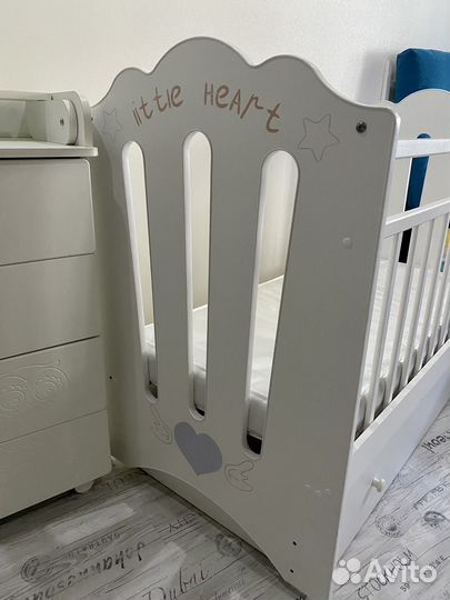 Детская кроватка и комод