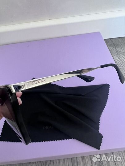 Солнцезащитные очки Prada