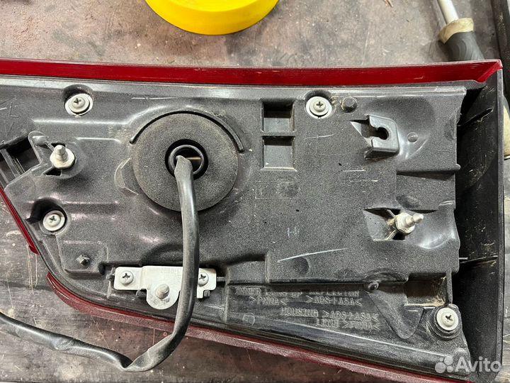 Задний девый фонарь в крышку багажника