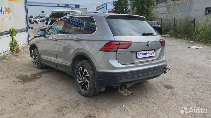 Гайка крепления запасного колеса Volkswagen Tiguan